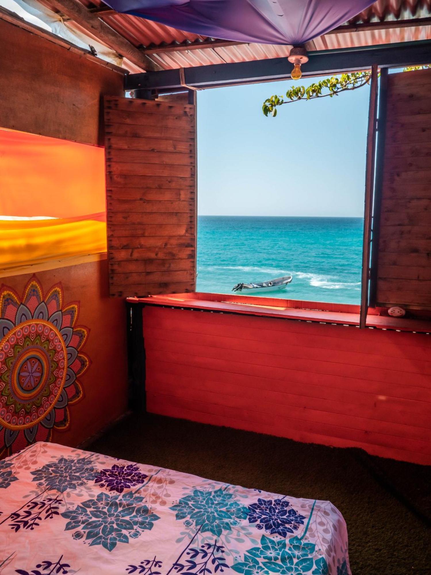 A Orilla Del Mar En Baru Hostel Cartagena Exterior photo